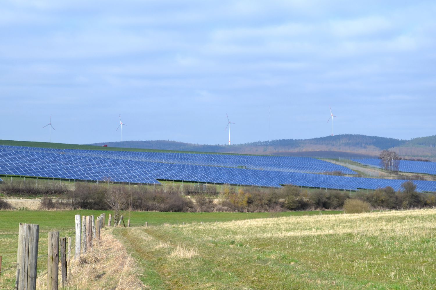 solarpark-wolfhagen-vorne-windpark-wolfhagen.hinten_compressed solarpark-wolfhagen-vorne-windpark-wolfhagen.hinten
