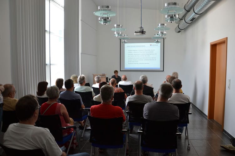 Windenergie in Wolfhagen: Was planen die Stadtwerke? Antworten gab es im Vortrag, den u.a. Geschäftsführerin Christina Holzhauer hielt. Windenergie in Wolfhagen: Was planen die Stadtwerke? Antworten gab es im Vortrag, den u.a. Geschäftsführerin Christina Holzhauer hielt. "