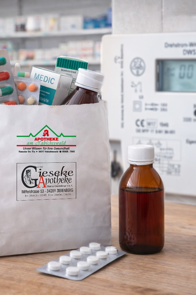 Apothekentüte mit Medikamenten vor Stromzähler in einer Apotheke