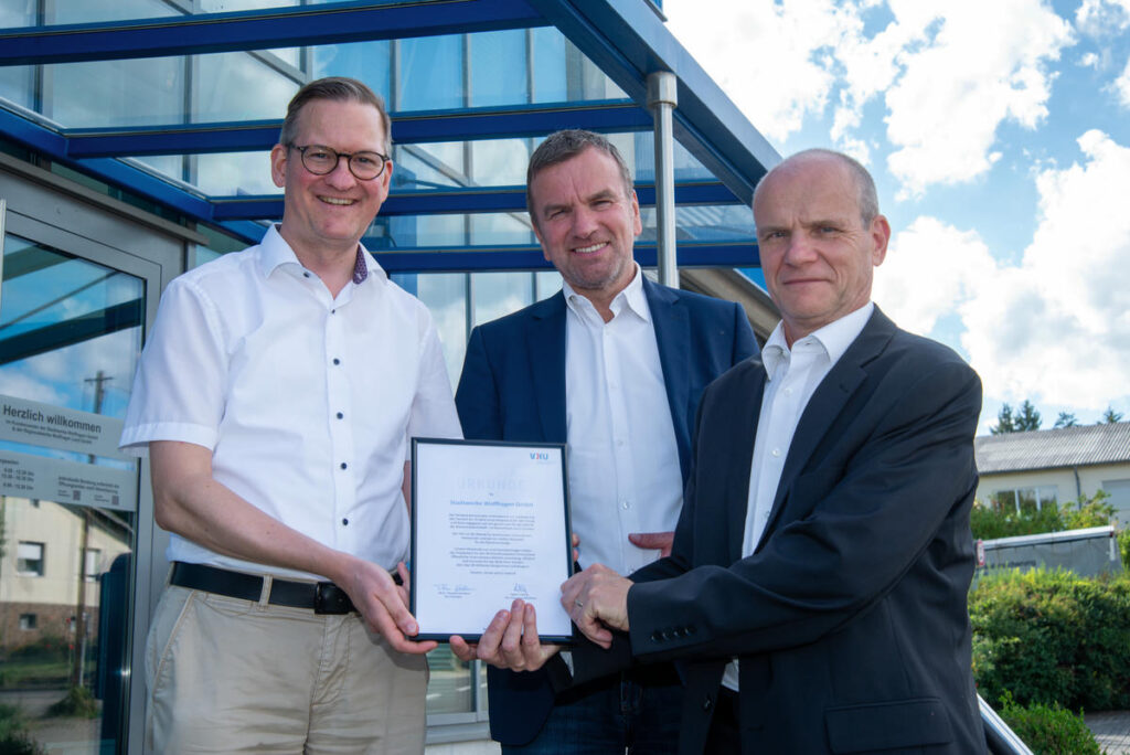 Das Bild zeigt Bürgermeister Dr. Dirk Scharrer, VKU-Landesgruppenchef Martin Heindl und Stadtwerke-Geschäftsführer Olaf Stobbe bei der Übergabe der Urkunde zur 75jährigen Mitgliedschaft im VKU.
