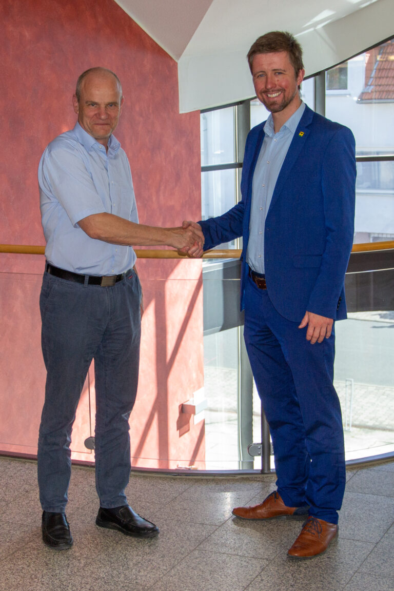 Bürgermeister Dr. Daniel Faßhauer und Geschäftsführer Olaf Stobbe reichen sich beim gemeinsamen Treffen im Dörnberger Rathaus die Hand.
